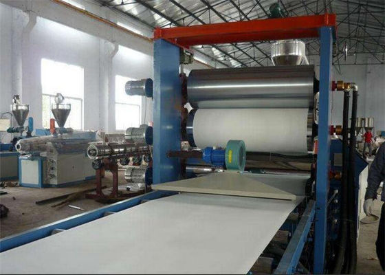 آلة تصنيع الألواح البلاستيكية PVC ، خط إنتاج لوح الرغوة البلاستيكية / خط إنتاج الألواح