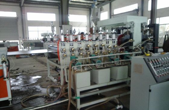 آلة الألواح البلاستيكية الرغوية ذات اللولب المزدوج ، خط إنتاج الألواح الرغوية القشرية PVC