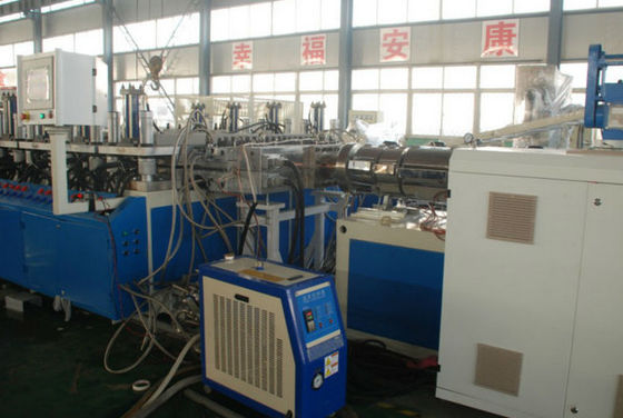 خط إنتاج اللوح المزدوج WPC PVC الرغوي للوح الأثاث