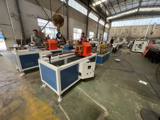 سعر جيد PPR PS خط بثق الأنبوب البلاستيكي آلة بثق الأنبوب البلاستيكي 400kg / H الانترنت