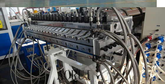 سعر جيد آلة الحمام حركة المرور الرياضية WPC رغوة مجلس المعاد تدويرها PE / PP الانترنت