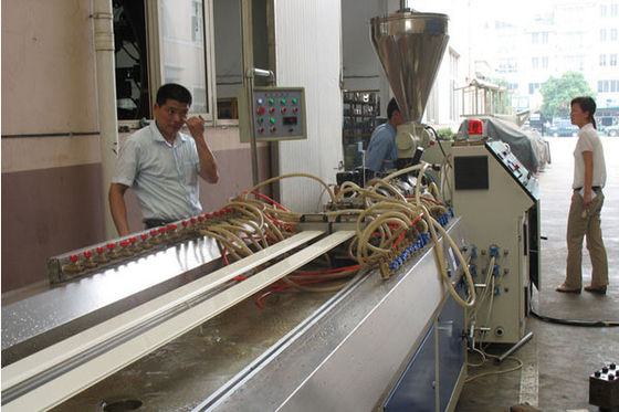 سعر جيد مزدوج برغي البلاستيك الشخصي النتوء خط PVC باب وإطار الملف الشخصي ماكينة الانترنت