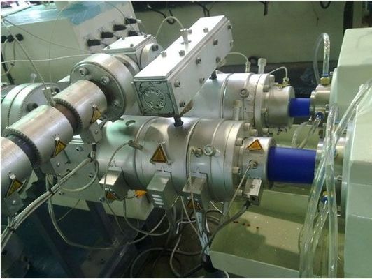 سعر جيد آلة بثق الأنبوب المزدوج PVC لتصريف مياه الأمطار ، خط إنتاج الأنابيب المزدوجة PP PE الانترنت