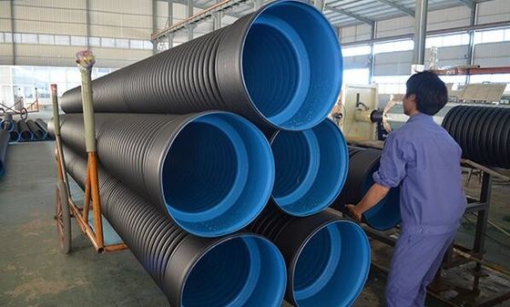 سعر جيد PVC PP PE جدار واحد آلة تصنيع الأنابيب المموجة ، خط إنتاج الأنابيب البلاستيكية المموجة خرطوم الانترنت