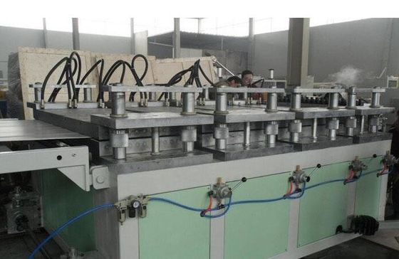سعر جيد آلة صنع قالب WPC ، خط إنتاج WPC / الطارد الانترنت