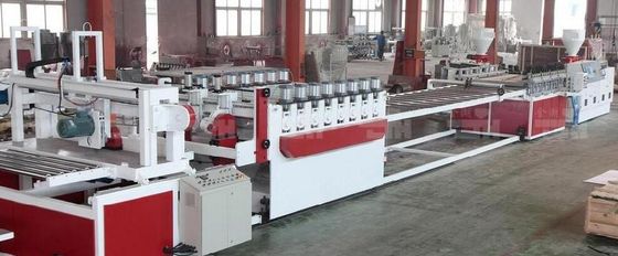 سعر جيد آلة مجلس رغوة WPC متعددة الطبقات مع محرك Siemens / Omron تحكم في درجة الحرارة الانترنت