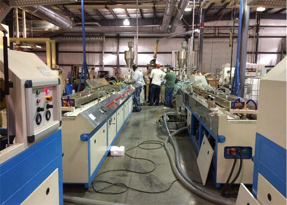 سعر جيد PVC WPC PP PE نافذة جدار إطار البثق خط البثق ، البلاستيك PP PE الشخصية صنع الآلات الانترنت