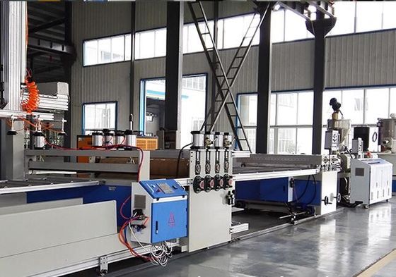 سعر جيد WPC البلاستيك لوحة خط إنتاج خط 380V 50HZ PVC آلة رغوة المجلس النتوء الانترنت