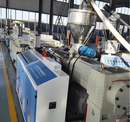 سعر جيد 380V WPC خط إنتاج المجلس ، ماكينات البلاستيك الخشب المركب الانترنت
