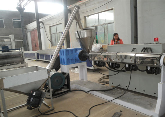 سعر جيد WPC نافذة PVC آلة بثق الشخصية 250kg / H تحكم PLC الانترنت