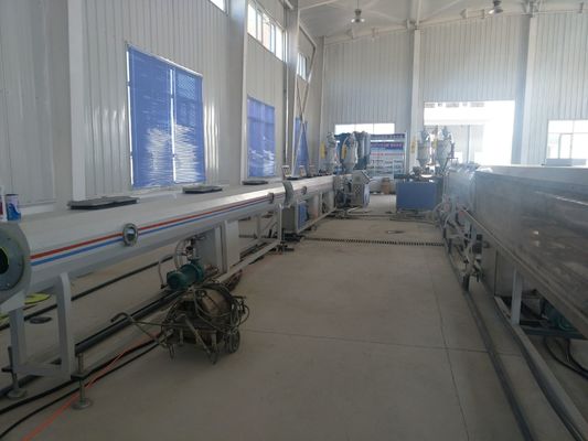 ماكينة تصنيع أنابيب الصرف الصحي HDPE البلاستيكية ماكينة برغي أحادي الطارد PE PP خط إنتاج مجاري الهواء