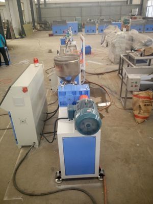 سعر جيد PVC WPC الشخصي خط البثق / PVC خط إنتاج لوحة الحائط التزيين في الهواء الطلق الانترنت