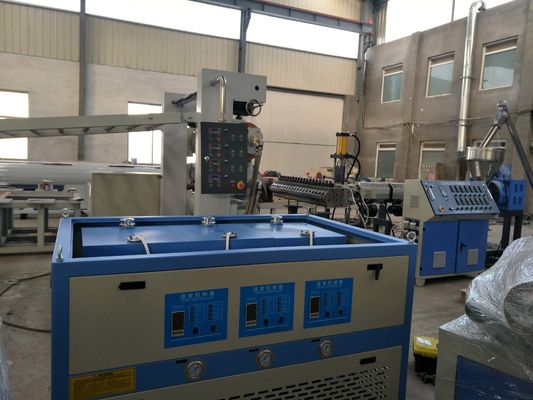 سعر جيد ديكور PVC خط إنتاج المجلس الحرة WPC PVC آلة مجلس رغوة 1220mm العرض الانترنت
