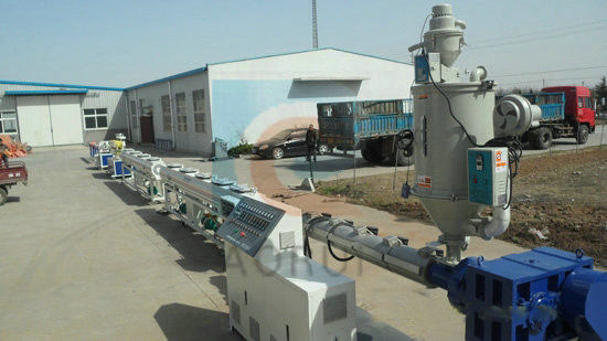 سعر جيد آلة بثق أنابيب المياه البلاستيكية HDPE ، آلة بثق أنابيب الصرف PP الانترنت