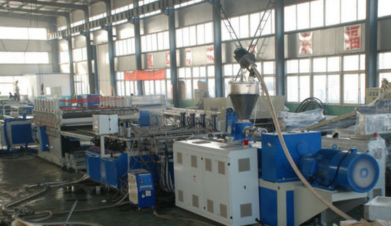 سعر جيد التوأم برغي البلاستيك PVC WPC خط البثق المجلس ، PVC WPC رغوة خط إنتاج المجلس الانترنت