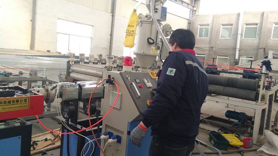 سعر جيد خط إنتاج الأنابيب المموجة ذات الحائط الواحد PE PVC PE آلة تصنيع أنابيب الأسلاك الكهربائية الانترنت