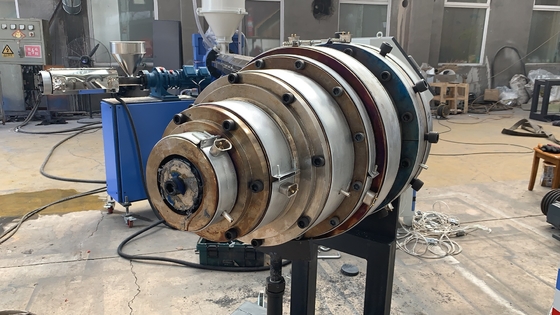 سعر جيد خط طحن أنابيب HDPE عالي السرعة لتوفير المياه ، معدات تصنيع أنابيب HDPE PE ذات القطر الكبير الانترنت