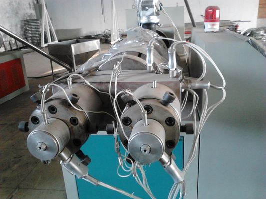 سعر جيد PVC التوأم برغي البلاستيك النتوء خط الأنابيب ، آلة الطارد الأنابيب الانترنت