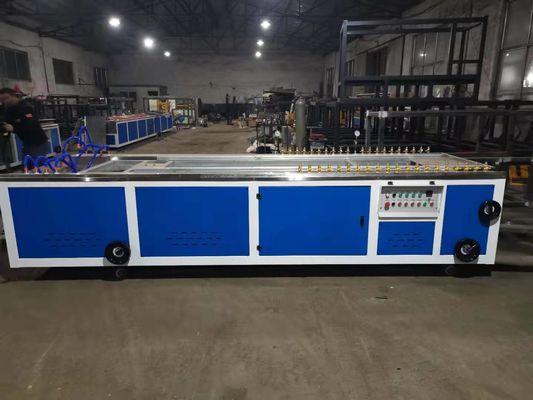 سعر جيد 380V 22kw 150kg / H UPVC WPC الشخصي خط إنتاج الانترنت