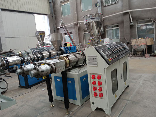 خط بثق الأنبوب المزدوج UPVC CPVC آلة البثق المزدوجة اللولب PVC 50HZ