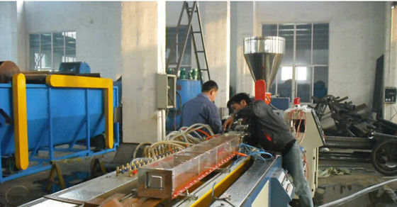 سعر جيد خط بثق الملف الشخصي PVC WPC 22kw 120kg / H 10m / Min ، آلة صنع الملامح البلاستيكية الانترنت