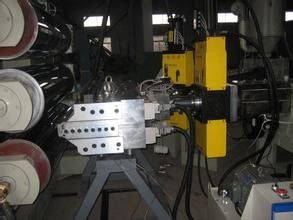 سعر جيد 1220mm WPC قالب البناء / WPC الأثاث مجلس ماكينة ISO9001 الانترنت