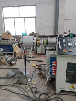 خط بثق أنبوب الماء البارد 30 KW آلة تصنيع الأنابيب البلاستيكية المجاري