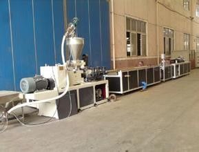 سعر جيد خط إنتاج WPC ، خط بثق لوح الباب PVC 600-1250mm الانترنت